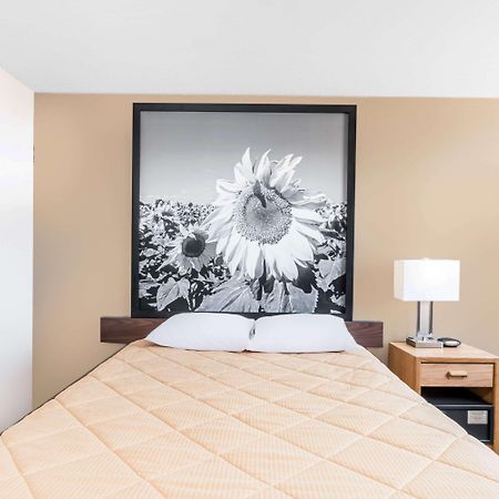 Super 8 By Wyndham Bowman Hotel Екстериор снимка