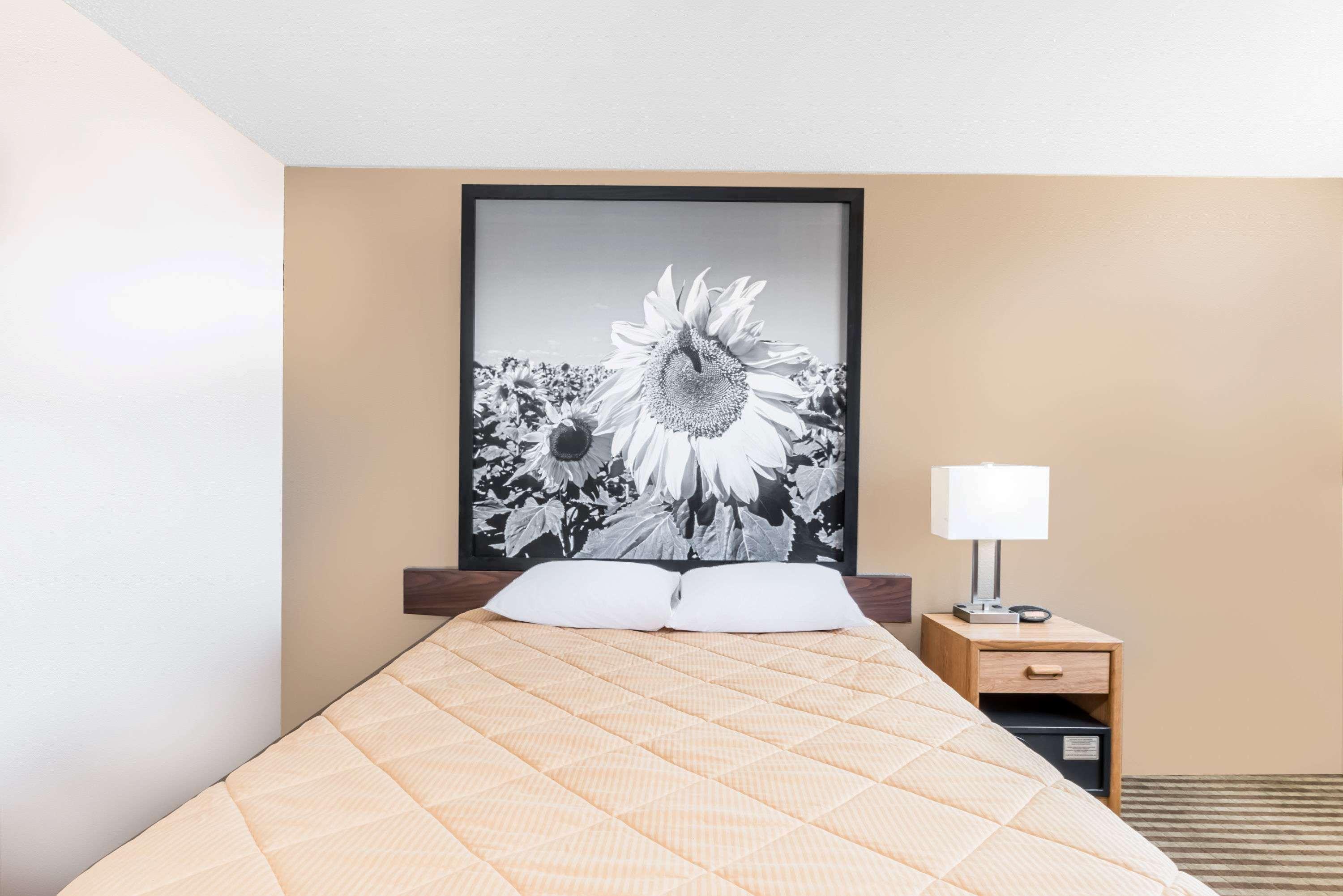 Super 8 By Wyndham Bowman Hotel Екстериор снимка