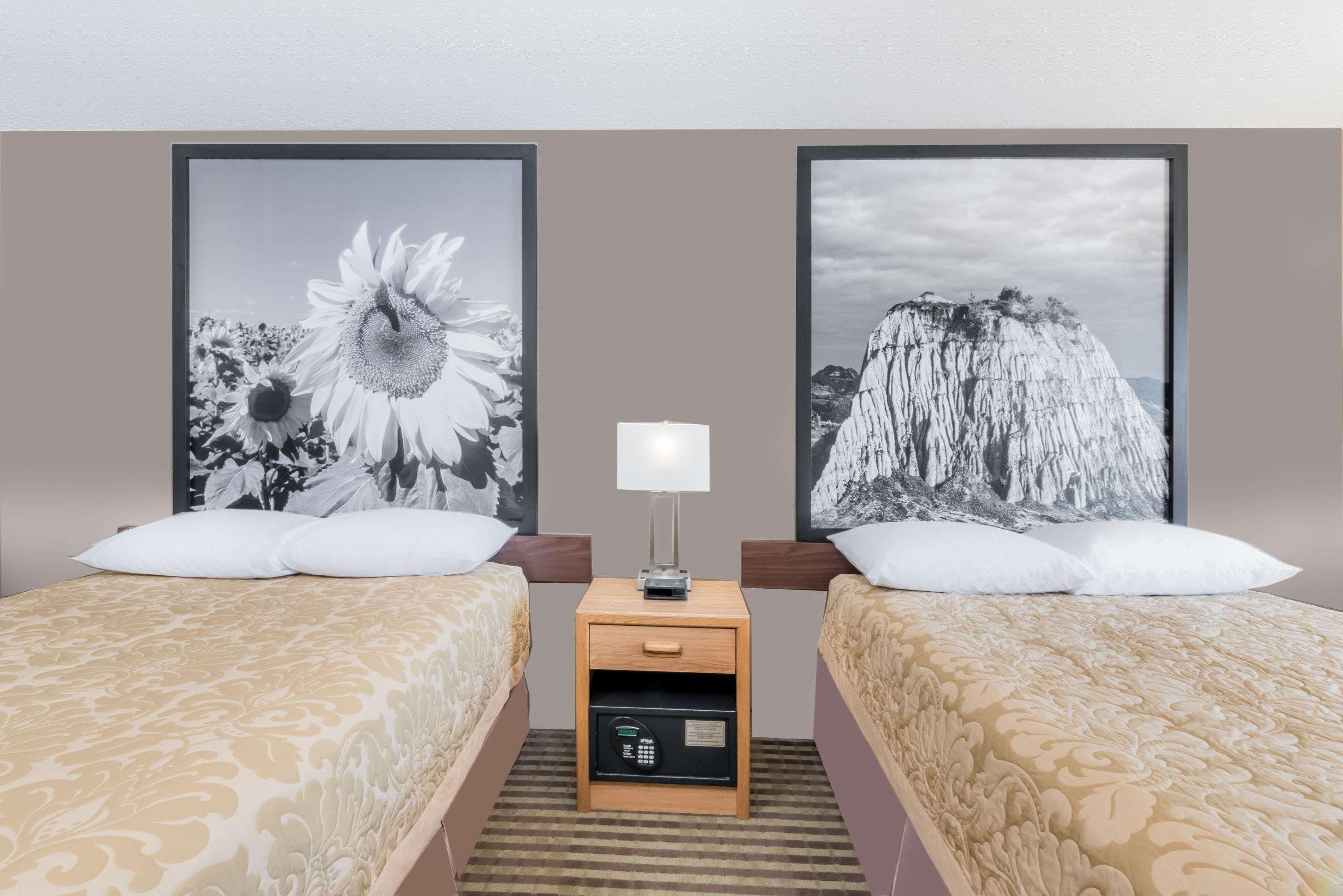 Super 8 By Wyndham Bowman Hotel Екстериор снимка