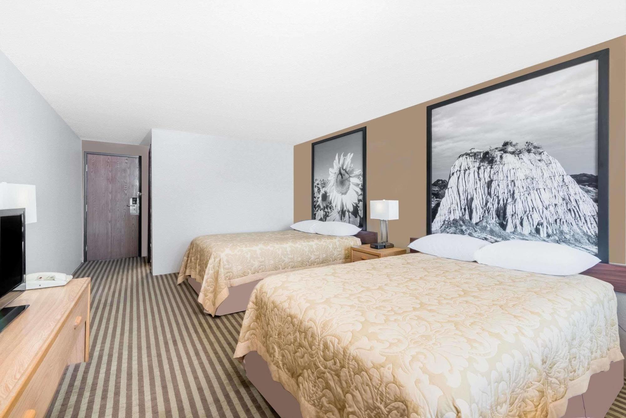 Super 8 By Wyndham Bowman Hotel Екстериор снимка