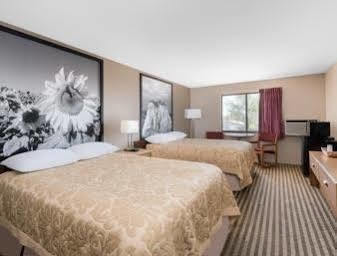 Super 8 By Wyndham Bowman Hotel Екстериор снимка